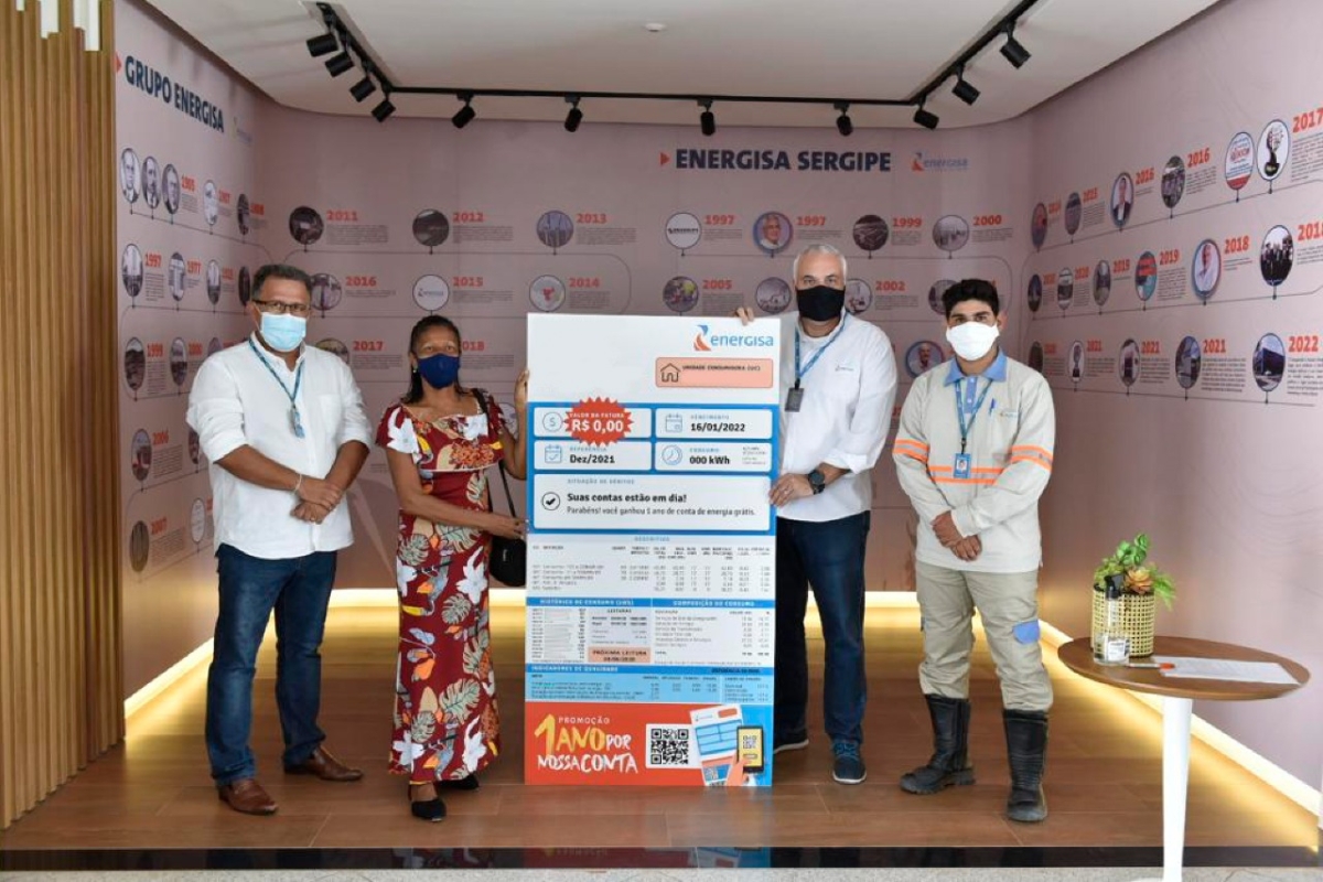 Energisa entrega prêmios para primeiros clientes sorteados na promoção "1 Ano de Conta Grátis" (Foto: Assessoria Energisa/SE)