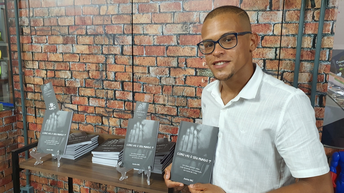 Júnio MC lança livro "Como vai seu mundo?" e faz homenagem ao irmão que era acolhido do GACC (Foto: Navarro Comunicação)