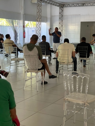 Oficiais superiores da PM e BM entregam manifesto de apoio ao Movimento Polícia Unida (Foto: Assomise)