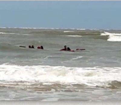 Bombeiros evitam afogamento de cinco turistas de uma mesma família em Aracaju (Foto: CBM/SE)