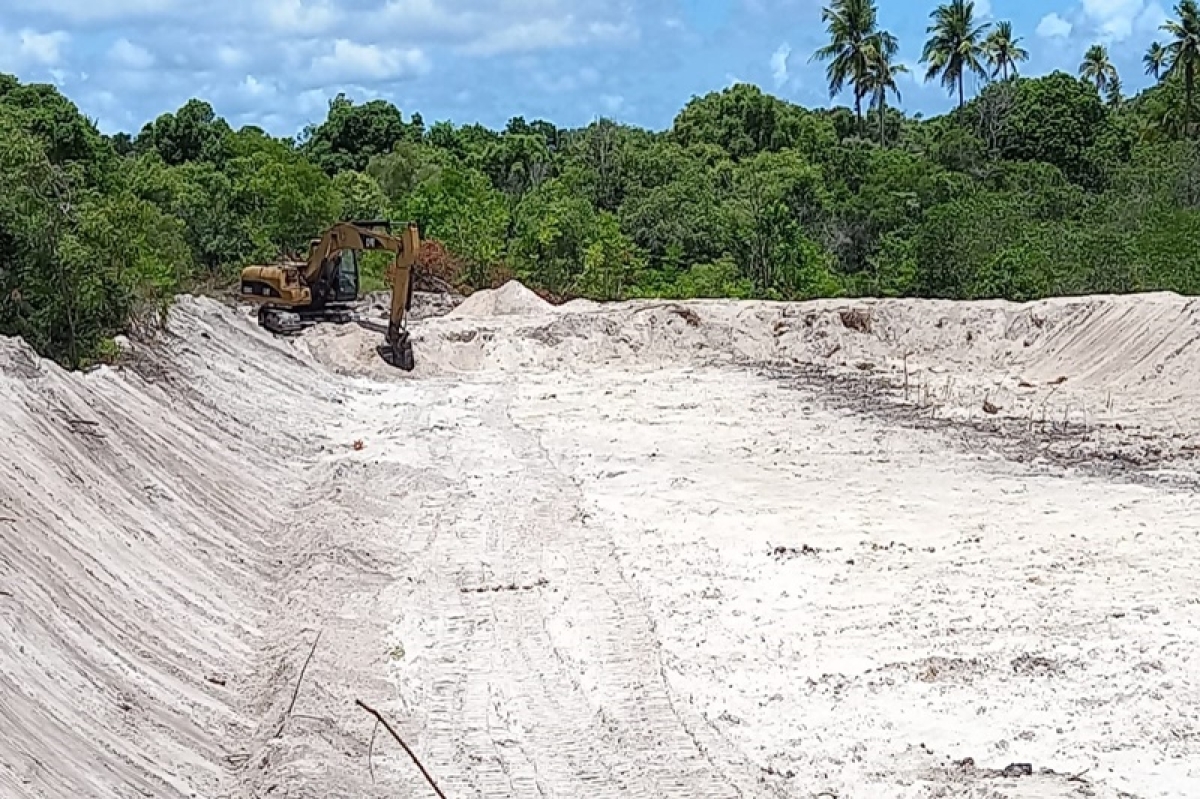 Polícia Militar flagra crime ambiental e apreende retroescavadeira em Estância (Foto: PM/SE)