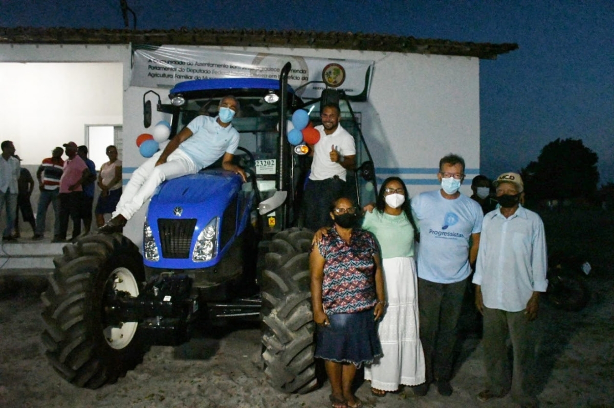Laércio Oliveira entrega trator para associação de pequenos agricultores em Indiaroba (Foto: Site Laércio Oliveira)