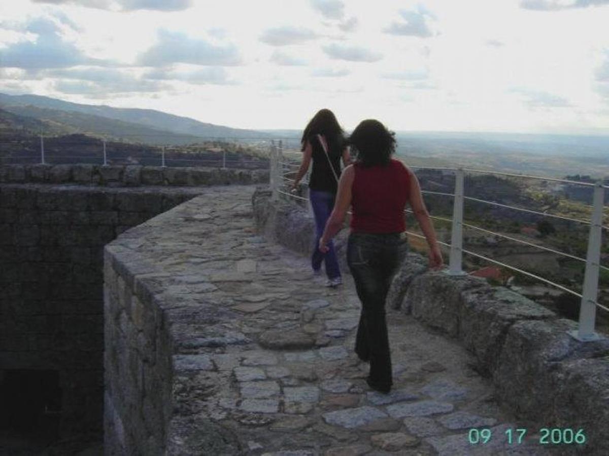 Não deixe de percorrer o interior do país. Essa foto foi caminhando pelas muralhas de ?bidos (Foto: Carla Passos)