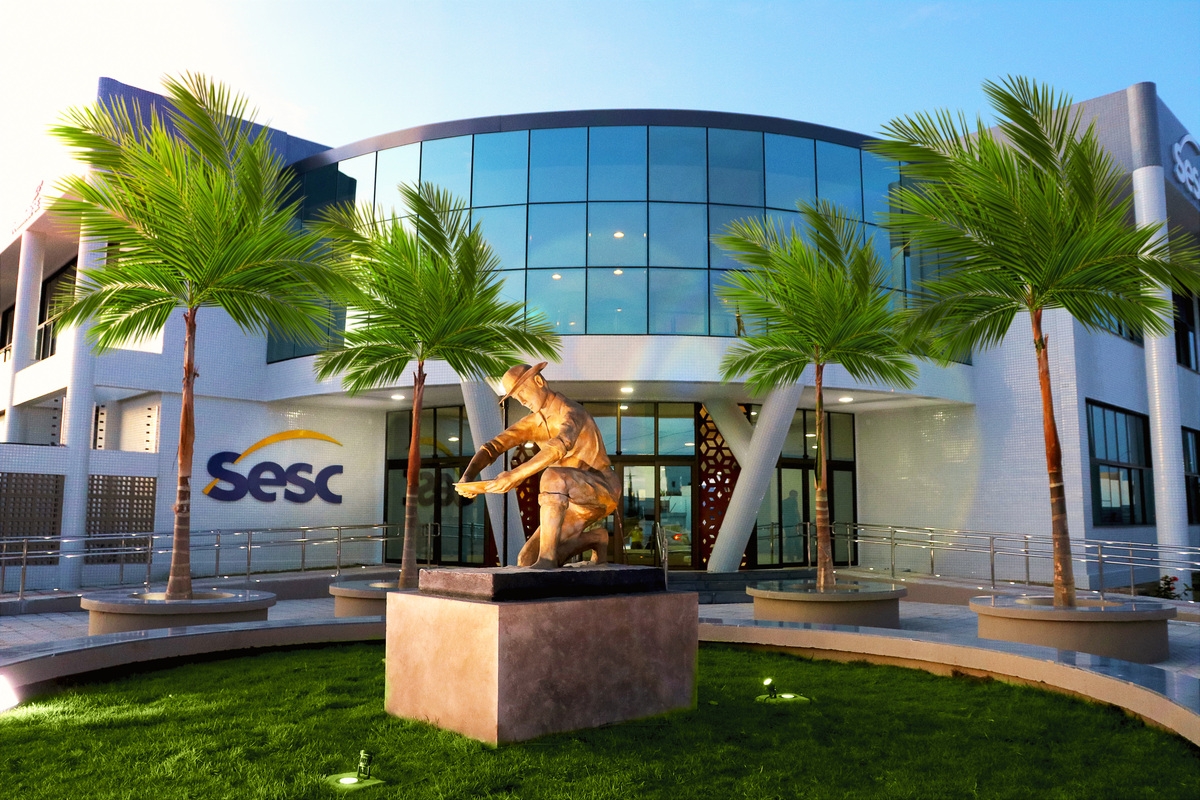 Escultura a Lenda é destaque na área de acesso da Unidade (Foto: Sesc/SE)