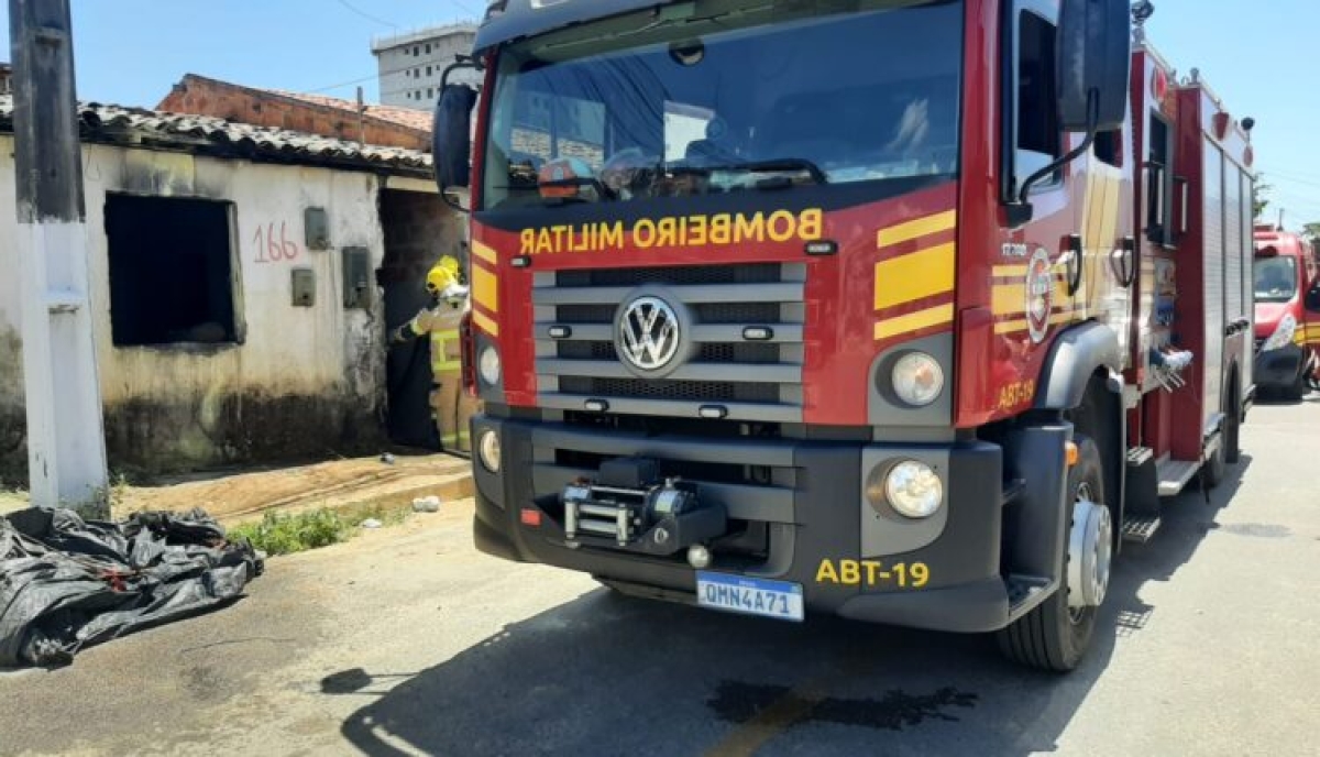 Incêndio atinge residência abandonada no bairro América (Foto: CBM/SE)