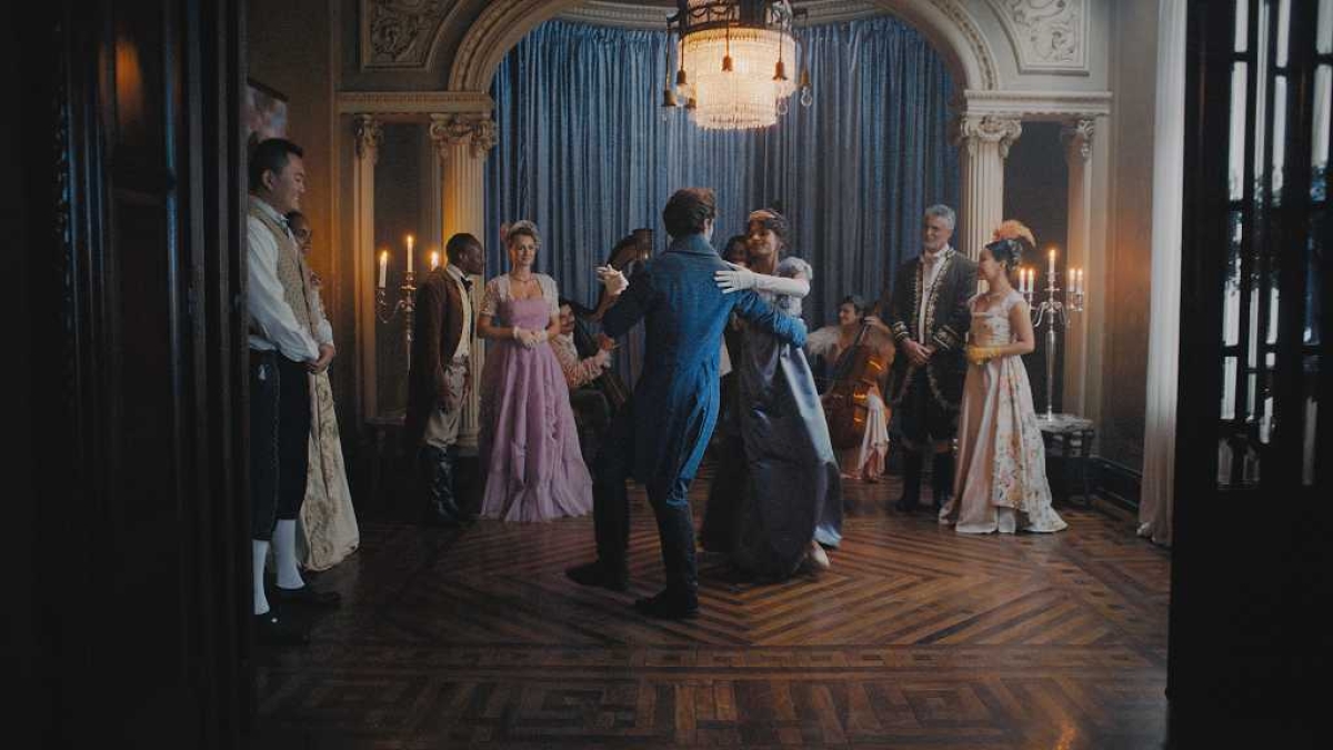 Em parceria com Bridgerton, Netflix e Shondaland,o Boticário lança Floratta My Blue e reinventa o romance 
(Foto: Reprodução/ O Boticário)