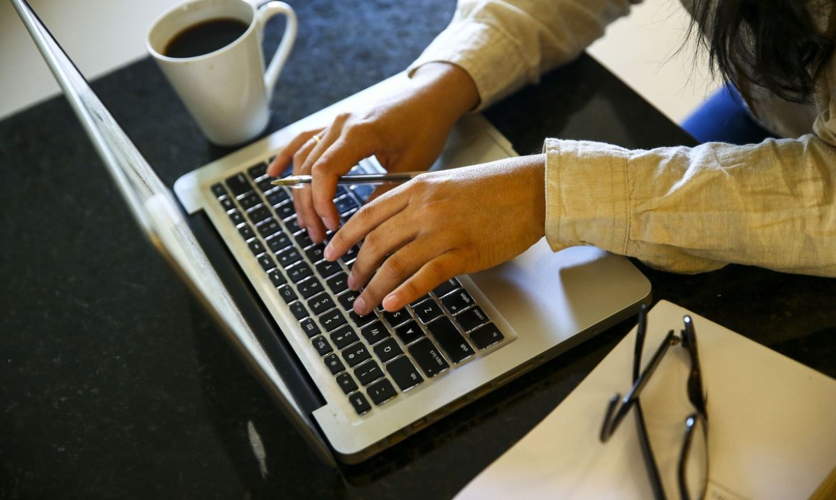 Mulheres são mais conectadas, mas acessam menos serviços na internet  (Foto: Marcelo Camargo/ Agência Brasil)