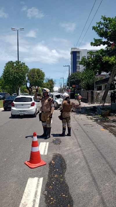 Viatura da PM colide em poste de energia na Avenida Beira Mar (Foto: SMTT Aracaju)