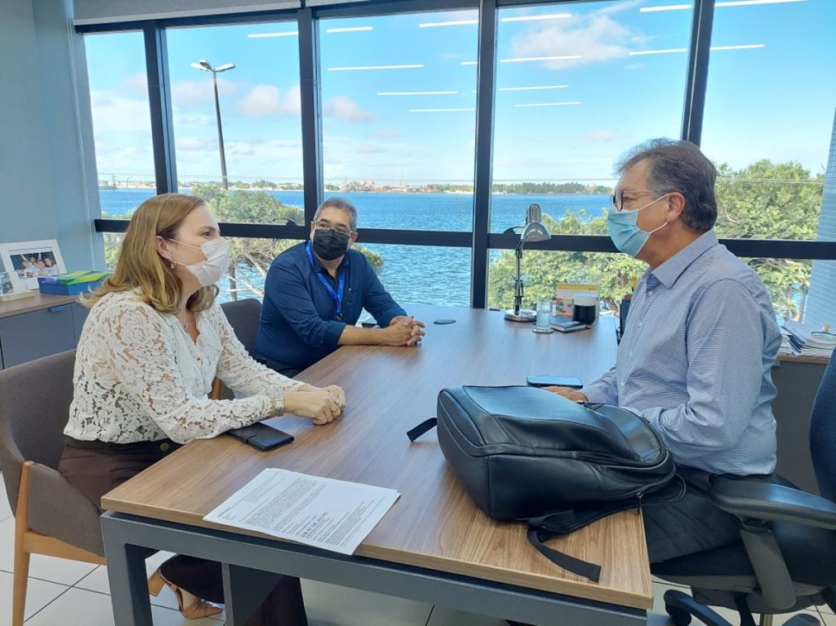 Laércio Oliveira, Danielle Queiroz e Maurício Gonçalves se reúnem para discutir parceria intrassistêmica (Foto: Marcio Rocha/ Fecomércio/SE)