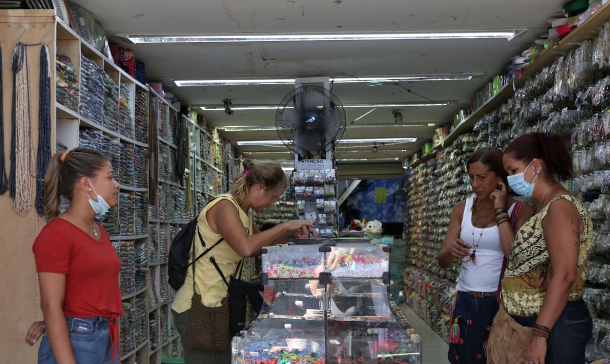 Máscaras deveriam ser mantidas em ambientes fechados, diz especialista (Foto: Tânia Rêgo/ Agência Brasil)