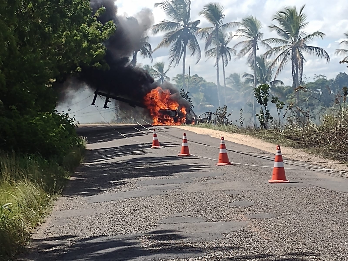 Veículo fica carbonizado após colidir contra um poste em Itaporanga (Foto: Redes Sociais)
