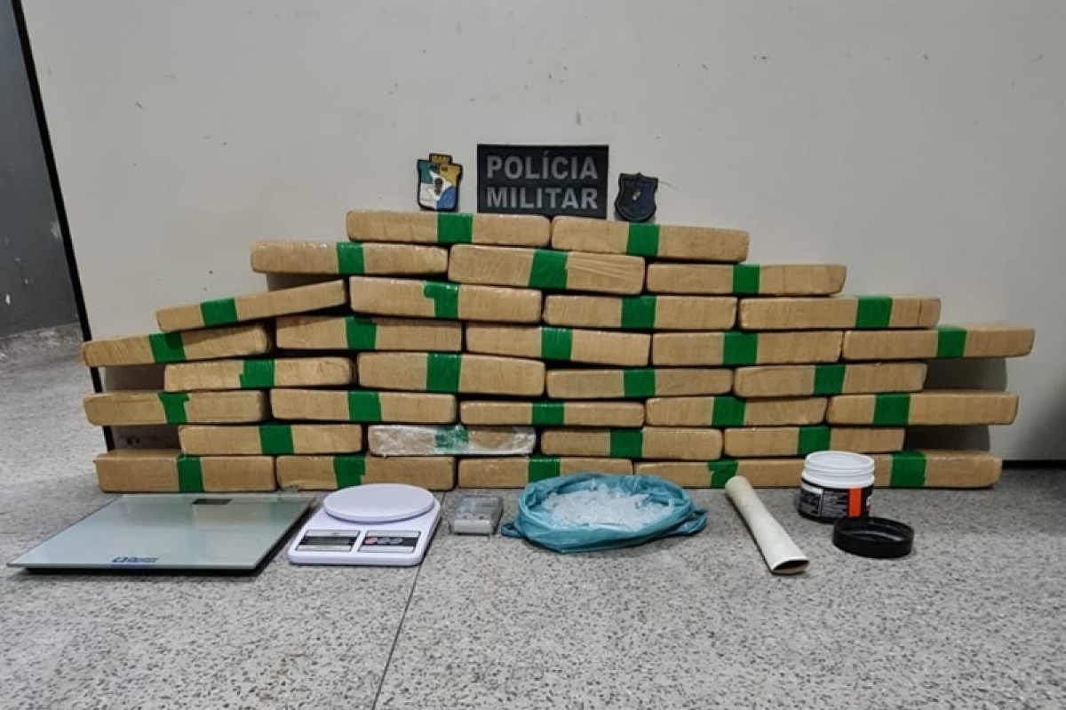 PM prende casal por suspeita de tráfico ilícito de drogas no bairro América (Foto: PM/SE)