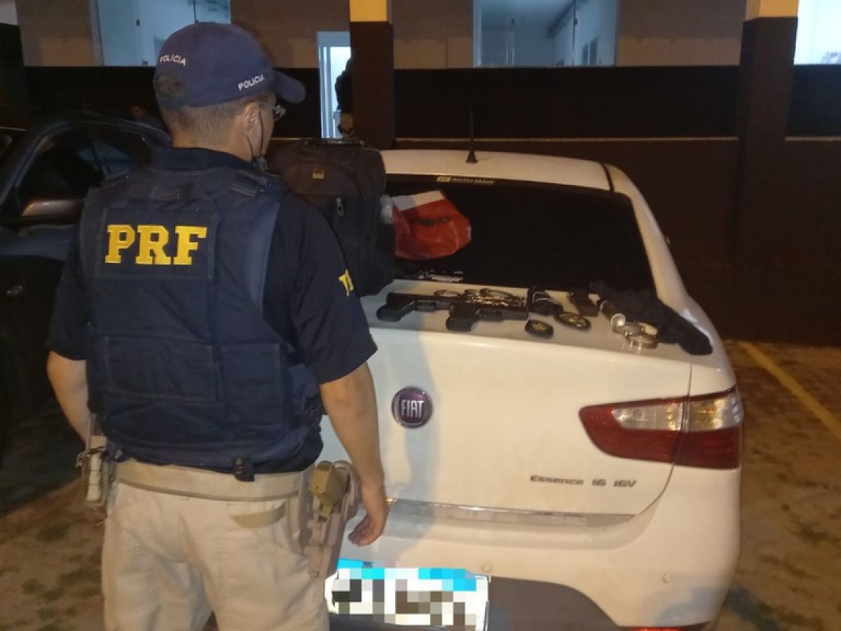 Homens que se passavam por policiais e oficial de Justiça são presos (Foto: PRF)