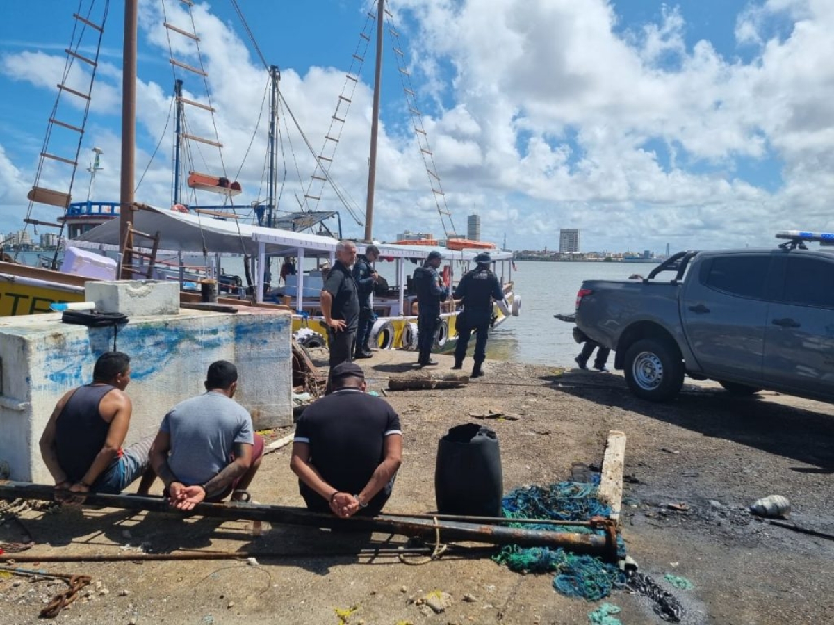 Os três marujos foram presos assim que desembarcaram na Barra dos Coqueiros (Foto: Destaque Notícias)