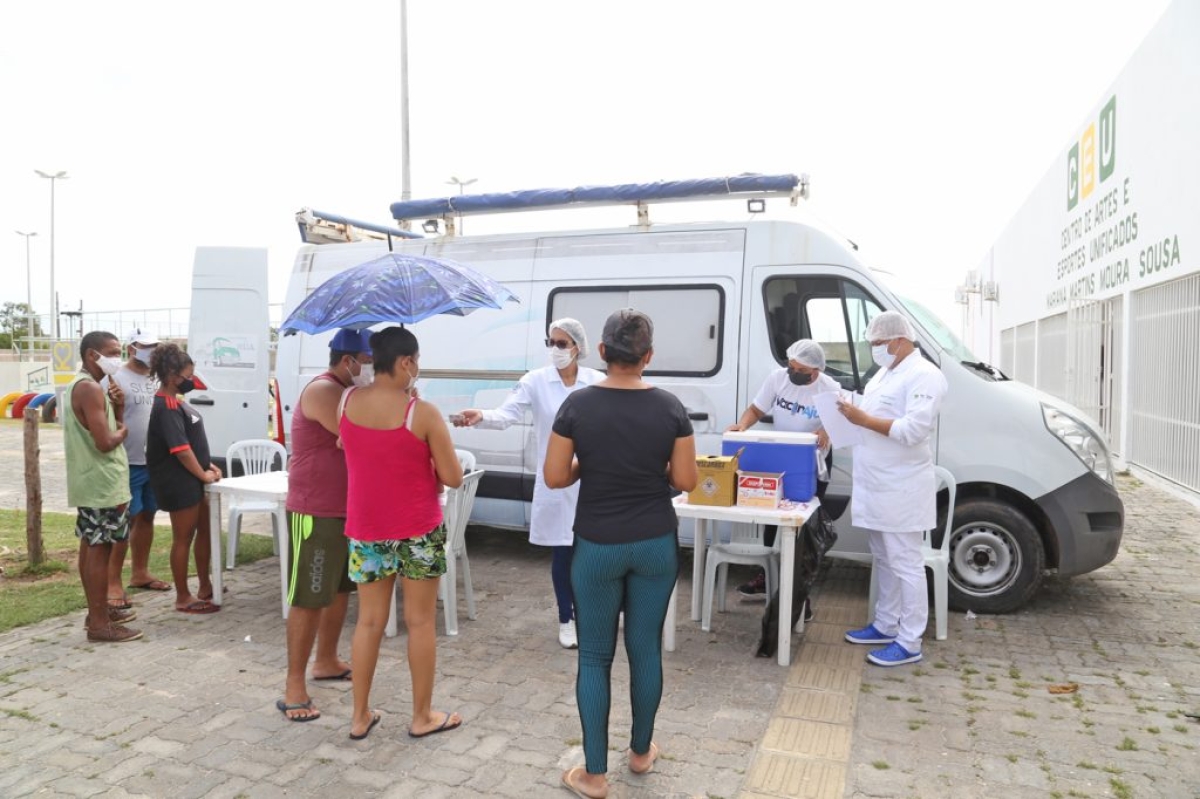 O carro da vacina percorre as ruas do bairro para fazer a busca ativa (Foto: Ascom SMS Aracaju)