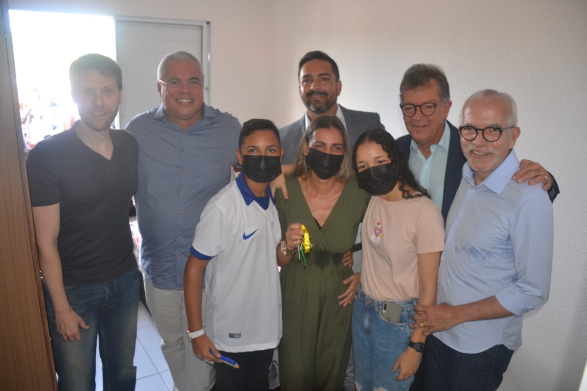 A dona de casa Semirames Santana Ferreira recebeu a chave da casa própria das mãos do ministro do Desenvolvimento Regional, Daniel Duarte Ferreira, juntamente com prefeito da cidade, Padre Inaldo e Evislan Souza, diretor da JFilhos (Foto: China Tom)