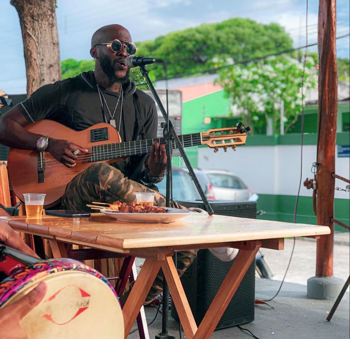 Santiago Viny comanda roda de samba (Foto: Assessoria)