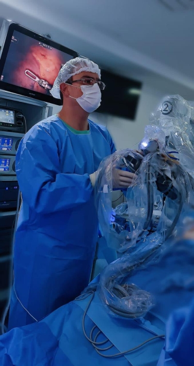 Dr. Raul Andrade, especialista em aparelho digestivo e cirurgia bariátrica, operando com o robô - Foto: Assessoria de Comunicação