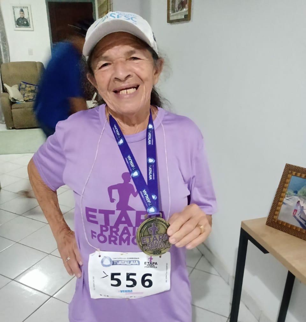 Aluna de 71 anos da rede municipal conquista medalhas através da corrida - Foto: Assessoria de Comunicação