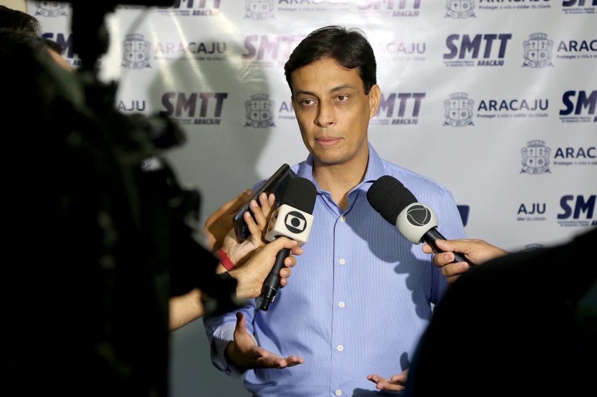 Renato Telles apresenta pontos que levaram ao reajuste - Foto: André Moreira | Prefeitura de Aracaju