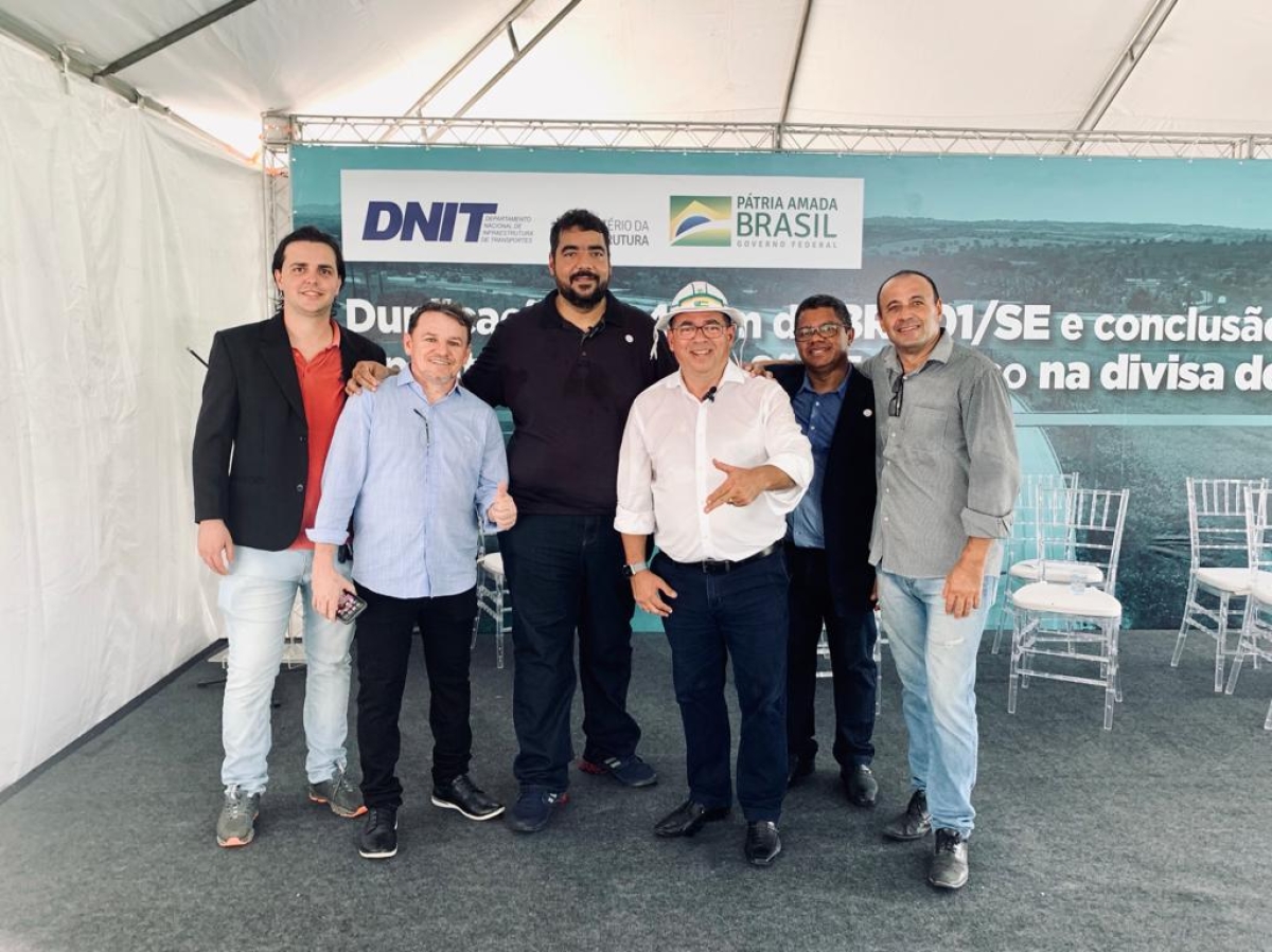 Presidente da ACESE entrega ofício a Jair Bolsonaro para duplicação da BR-235 - Foto: Friends Assessoria