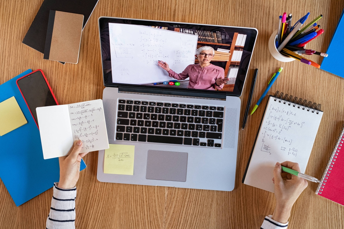Entenda a diferença entre os cursos semipresenciais, híbridos e 100% online - Foto: Asscom Unit