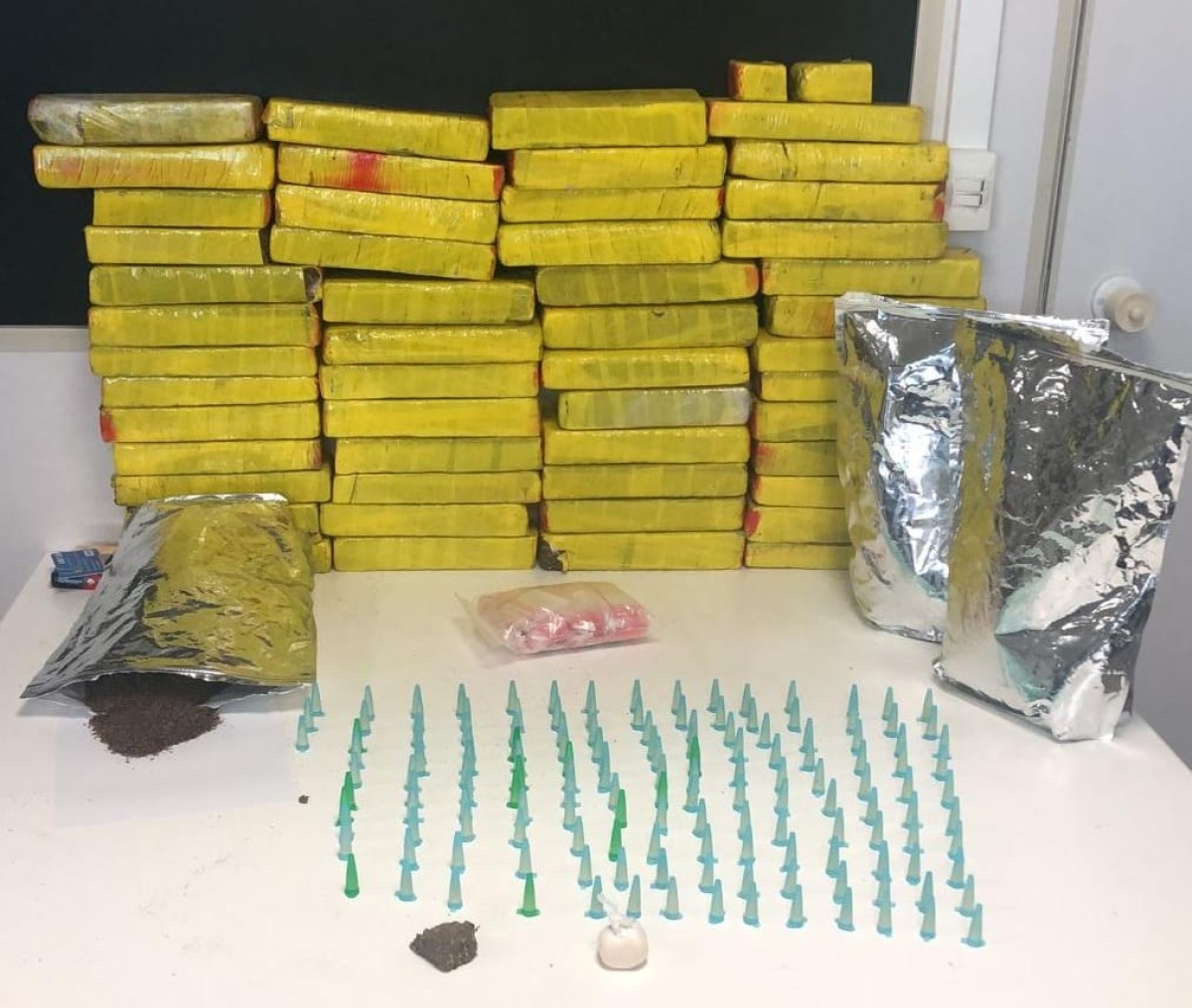 Polícias interceptam ônibus e flagram passageira com malas contendo maconha k2 e cocaína em Cristinápolis - Foto: SSP/SE