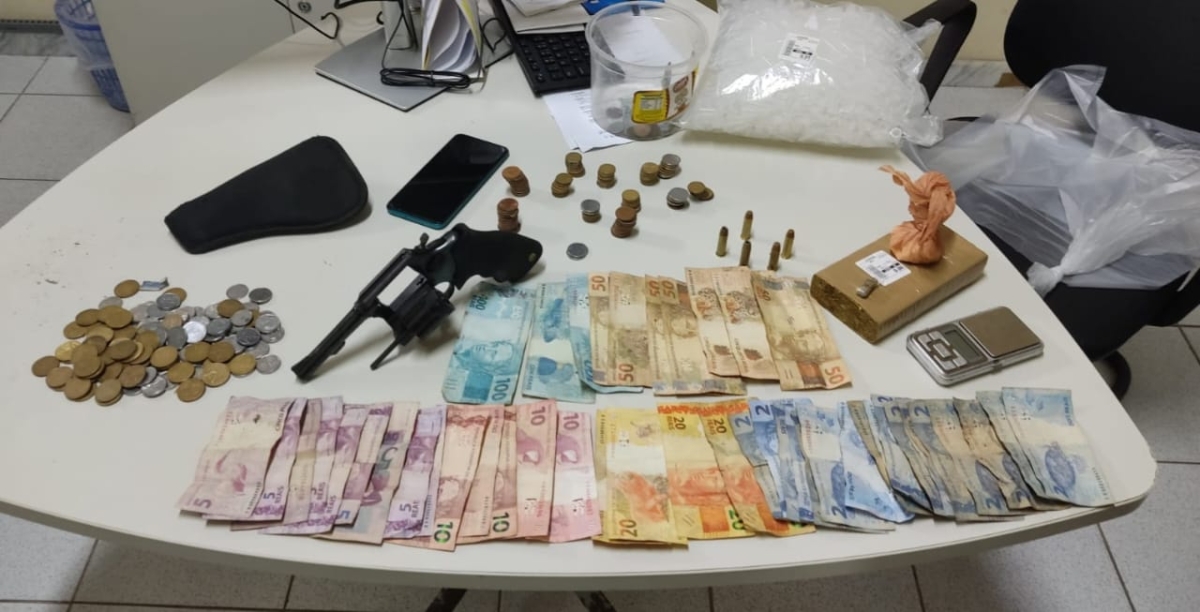 Delegacia de Carmópolis prende suspeito de tráfico e apreende drogas, dinheiro e arma - Foto: SSP/SE