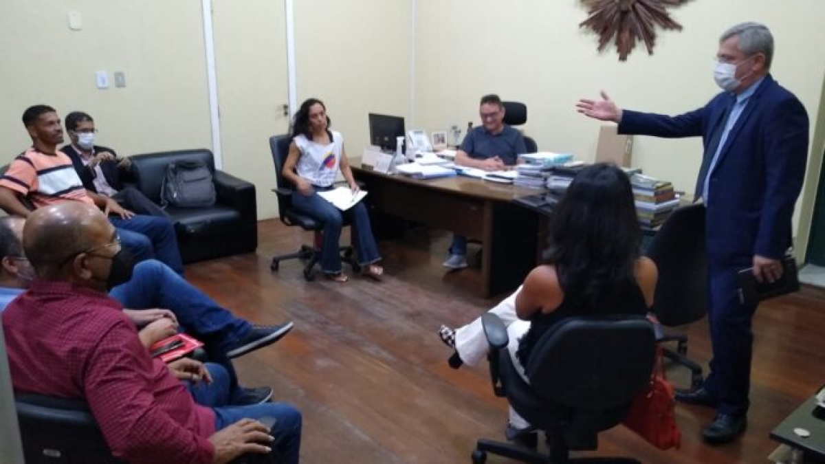 Deputado Iran Barbosa, em diálogo com o secretário João Eloy, na SSP - Foto: Assessoria Iran Barbosa