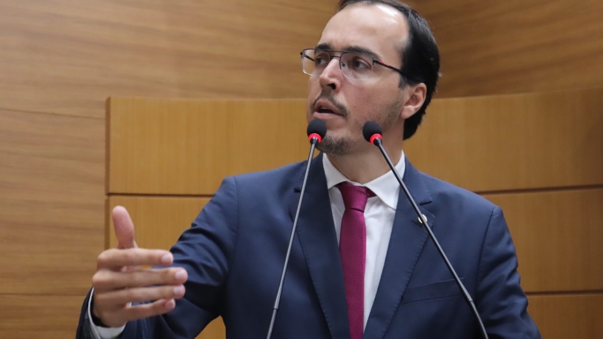 Deputado Georgeo Passos quer redução da taxa de licenciamento de veículos após mudança na versão do documento - Foto: Site Georgeo Passos