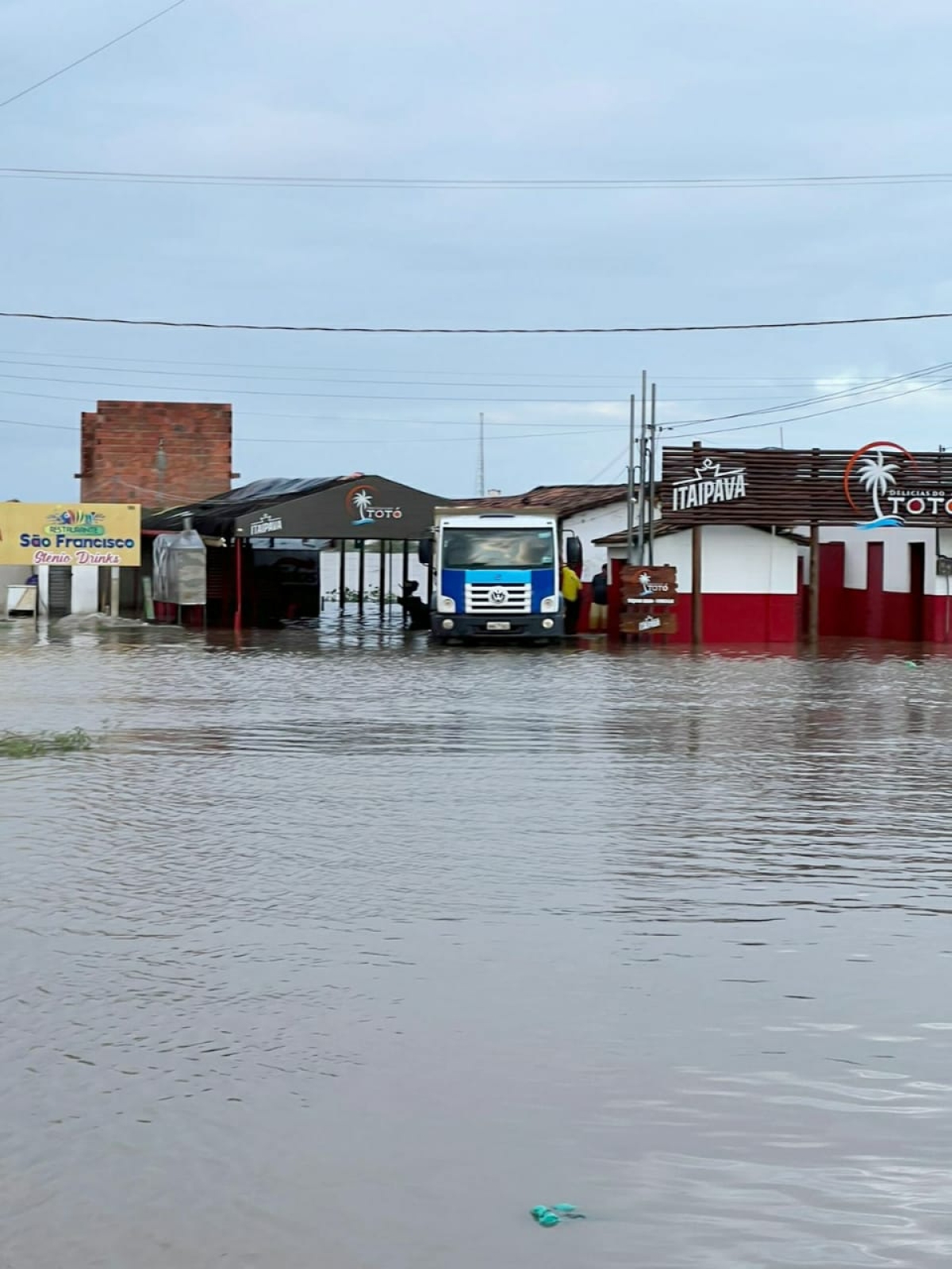 Cheia do São Francisco: Prefeitura de Telha retira todo o maquinário dos comerciantes da Prainha da Adutora - Foto: Assessoria Prefeitura de Telha