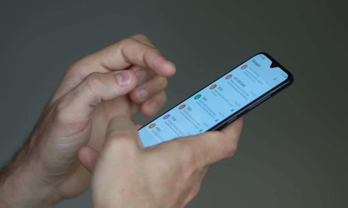 Anatel faz consulta pública para padronizar carregadores de celular - Foto: Tânia Rêgo | Agência Brasil