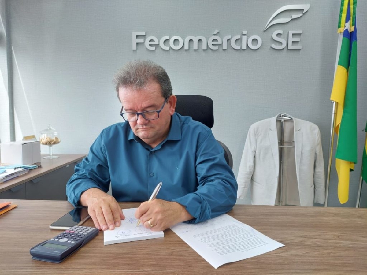 Presidente do Sistema Fecomércio/Sesc/Senac de Sergipe, Marcos Andrade, analisa os resultados da pesquisa mensal de serviços - Foto: Marcio Rocha | Fecomércio SE
