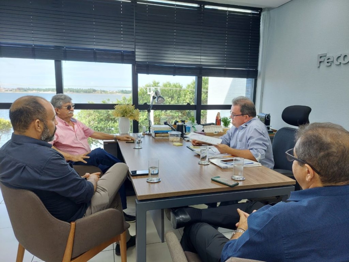 Marcos Andrade, presidente do Sistema Fecomércio/Sesc/Senac, explica ao presidente da FCDL, Edivaldo Cunha, os resultados da pesquisa ICEC, em companhia do superintendente do sistema, Maurício Gonçalves, e do diretor Gildo Antônio - Foto: Marcio Rocha | Fecomércio SE