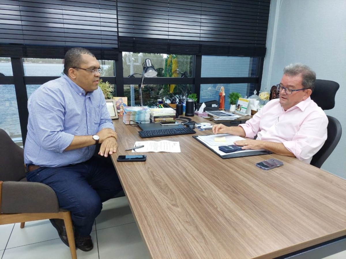 Marcos Andrade, presidente do Sistema Fecomércio/Sesc/Senac, explica ao vice-presidente, Carlos Henrique Nascimento, os parâmetros estudados para a formação do IPCA em Aracaju - Foto: Marcio Rocha | Fecomércio SE