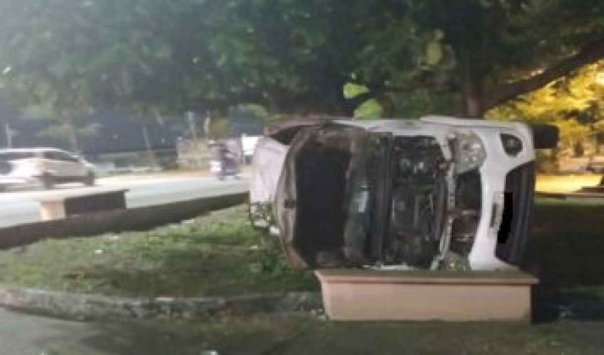 Caminhoneta capota na Av. Tancredo Neves e deixa motorista ferido - Foto: CPTran