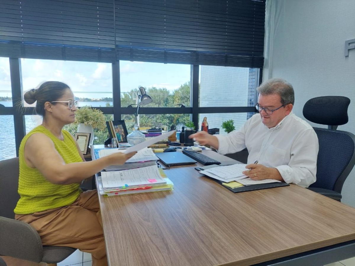 Marcos Andrade, presidente do Sistema Fecomércio/Sesc/Senac, comenta com a diretora regional do Sesc, Aparecida Farias, os resultados analisados do Google Mobility, sobre a frequência de público no comércio varejista sergipano - Imagem: Marcio Rocha | Fecomércio SE