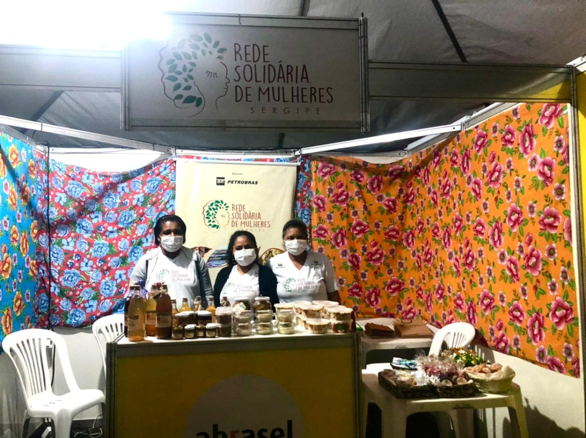 Projeto Rede Solidária de Mulheres de Sergipe marca presença no Festival do Caranguejo com stand de produtos alimentícios - Foto: Assessoria Rede Solidária de Mulheres
