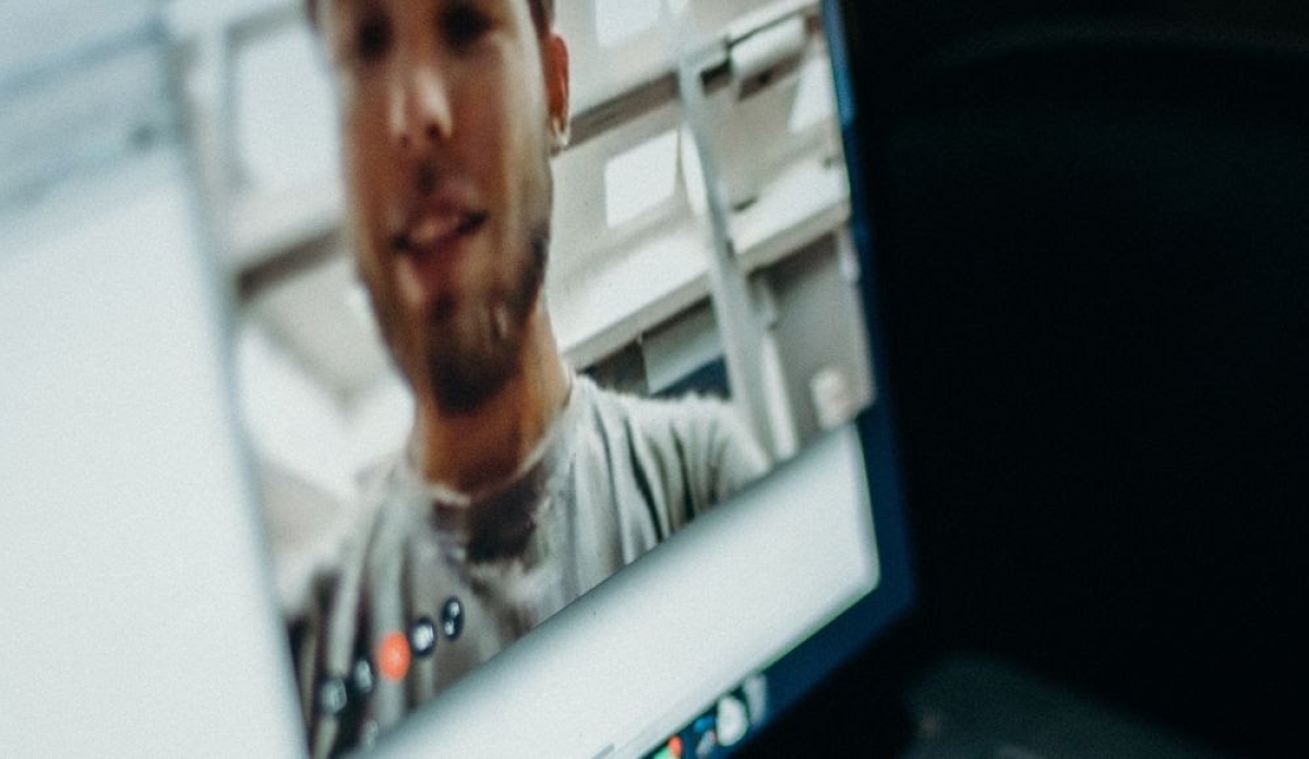 77% dos trabalhadores híbridos acreditam que seus gerentes não estão preparados para essa nova realidade - Foto: Assessoria Plano Consultoria