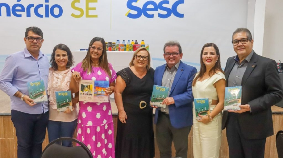 Presidente do Sistema Fecomércio/Sesc/Senac, Marcos Andrade, sua esposa, Josiane Andrade, vice-presidente, Alex Garcez, e esposa, Patrícia Garcez, superintendente do sistema, Maurício Gonçalves, e a diretora regional do Sesc, Aparecida Farias, recebem Guia Sergipe Trade Tour da jornalista Waldete Zampieri - Foto: 
Ascom STT