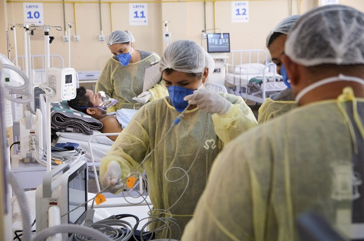 Profissionais de enfermagem atendem doente em hospital de campanha em Santarém (PA) - Foto: Pedro Guerreiro | Agência Pará