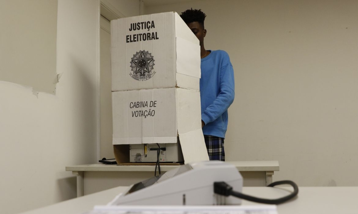 Cabina de votação com a nova urna modelo UE2020 é apresentada em seção eleitoral simulada no Tribunal Regional Eleitoral do Rio de Janeiro - Foto: Fernando Frazão | Agência Brasil