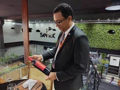 Egresso do curso de garçom do Senac/SE é referência no ramo de vinhos - Foto: Senac/SE