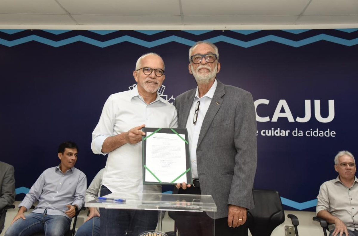 Prefeito Edvaldo Nogueira assina consultoria para licitação do transporte público - Foto: Ana Lícia Menezes | Prefeitura de Aracaju