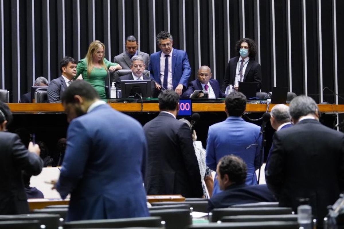 Deputados analisam propostas em Plenário - Foto: Pablo Valadares | Câmara do Deputados