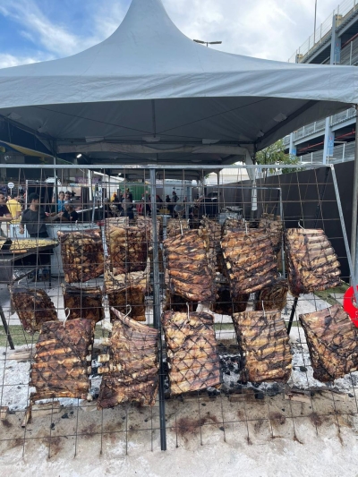Clube a Carne transmitirá jogo do Brasil e Suíça com churrasco e show  - Foto: Assessoria de Imprensa Augustus Produções