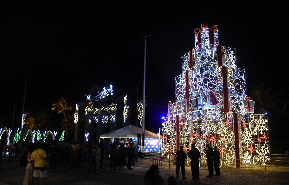 Prefeitura de Aracaju acende as luzes natalinas da Orla da Atalaia - Foto: Ana Lícia Menezes | Prefeitura de Aracaju