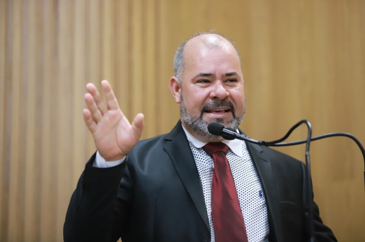 Isac Silveira questiona a urgência da votação de 14 PLs do Executivo sem o conhecimento dos parlamentares - Foto: Agência Câmara Aracaju