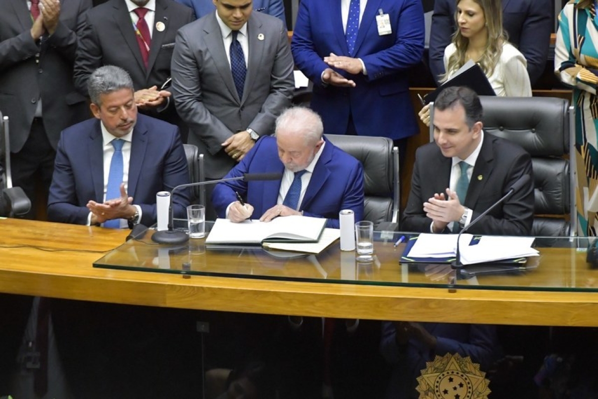 Lula assina o termo de posse - Foto: Edilson Rodrigues | Agência Senado