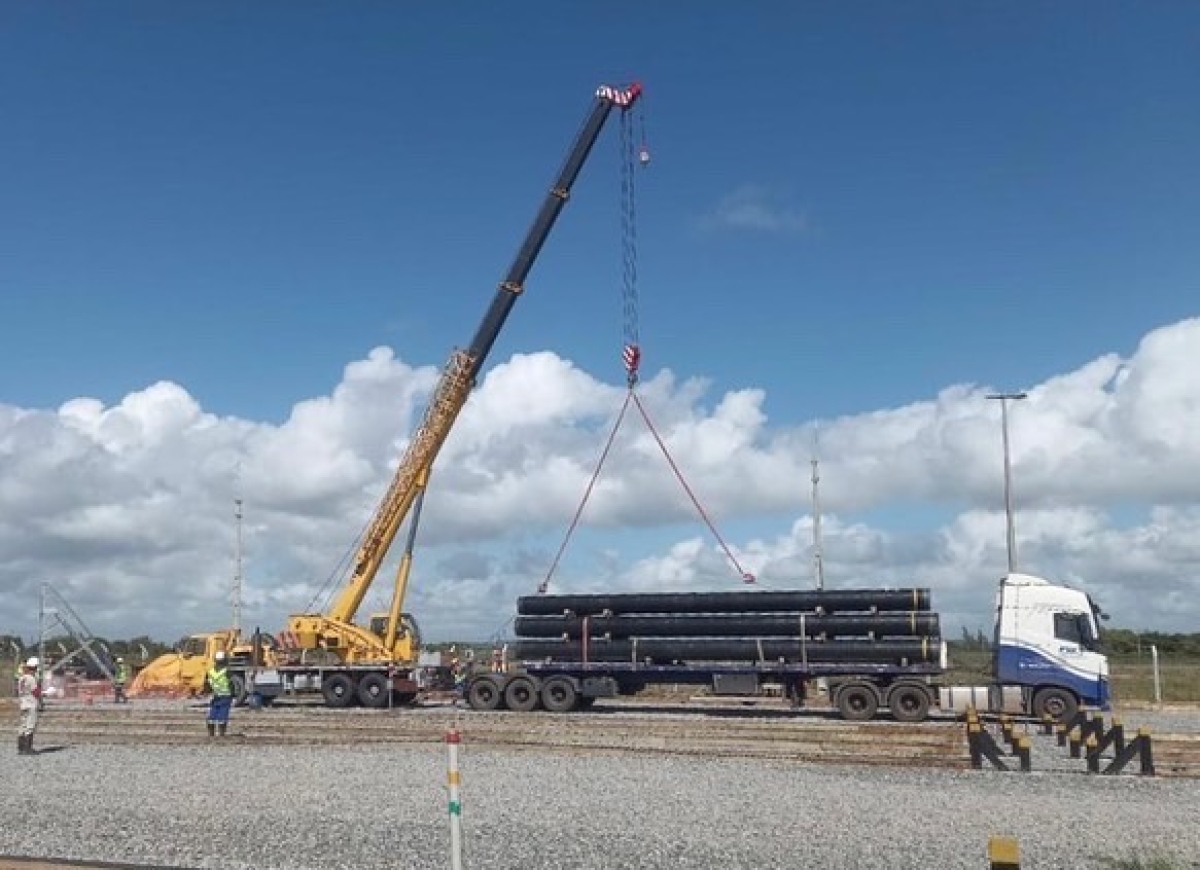 Laércio Oliveira comemora o recebimento dos primeiros tubos para a construção do gasoduto em Sergipe - Foto: Assessoria Laércio Oliveira